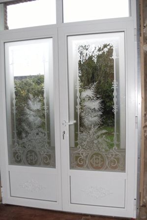 PORTE ENTREE ALUMINIUM AVEC VITRAGES ANCIENS A BLASONS.jpg